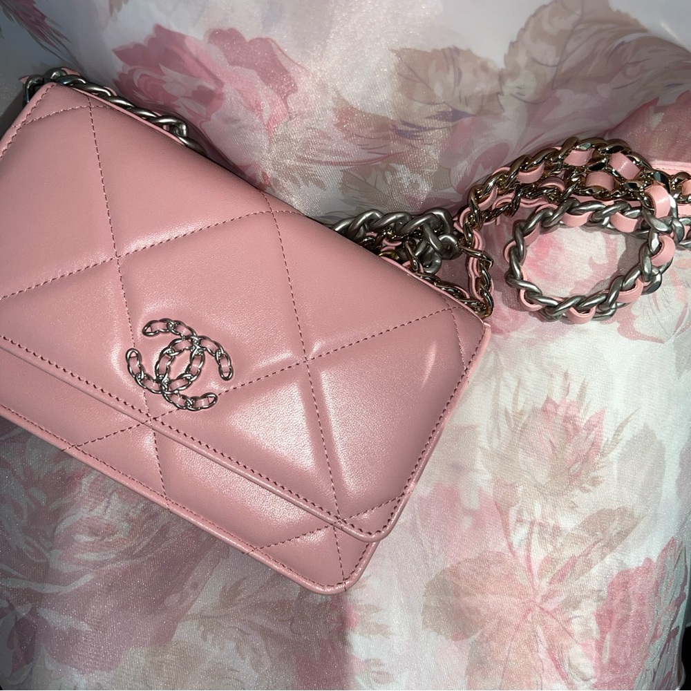 Chanel Pink 19 WOC | Like-New - Picture 7 of 8